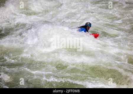 Koskia, Idaho/USA - 22. Juni 2022: Professionelle Abenteuerlustige, die mit Schutz- und Sicherheitsausrüstung auf dem Lochsa-Fluss schwimmen Stockfoto