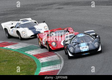 Scarperia, 3. April 2022: Lola T70 Mk III Jahr 1969 während der Mugello Classic 2022 auf dem Kurs Mugello in Italien im Einsatz. Stockfoto