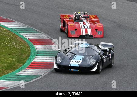 Scarperia, 3. April 2022: Lola T70 Mk III Jahr 1969 während der Mugello Classic 2022 auf dem Kurs Mugello in Italien im Einsatz. Stockfoto