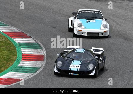 Scarperia, 3. April 2022: Lola T70 Mk III Jahr 1969 während der Mugello Classic 2022 auf dem Kurs Mugello in Italien im Einsatz. Stockfoto