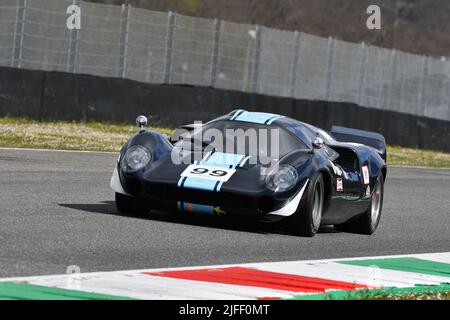 Scarperia, 3. April 2022: Lola T70 Mk III Jahr 1969 während der Mugello Classic 2022 auf dem Kurs Mugello in Italien im Einsatz. Stockfoto