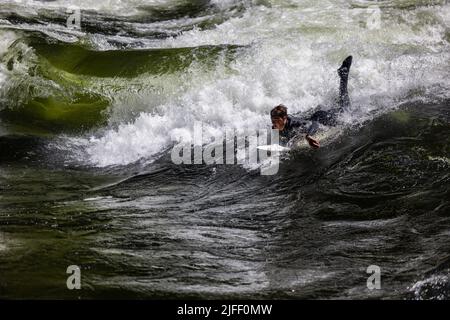 Koskia, Idaho/USA - 22. Juni 2022: Surfer genießen die Pipeline im Lochsa-Fluss. Die Pipeline ist als eine der ersten Flußsurfwellen bekannt Stockfoto