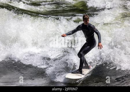 Koskia, Idaho/USA - 22. Juni 2022: Surfer genießen die Pipeline im Lochsa-Fluss. Die Pipeline ist als eine der ersten Flußsurfwellen bekannt Stockfoto