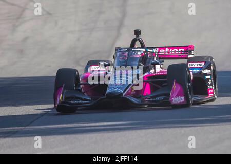 Lexington, OH, USA. 2.. Juli 2022. HELIO CASTRONEVES (06) aus Sao Paulo, Brasilien, durchläuft die Kurven während eines Trainings für den Honda Indy 200 auf dem Mid Ohio Sports Car Course in Lexington OH. (Bild: © Walter G. Arce Sr./ZUMA Press Wire) Stockfoto