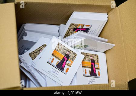 Prag, Tschechische Republik. 02.. Juli 2022. Der neue Erzbischof von Prag Jan Graubner kommt an der Mariensäule auf dem Altstädter Ring an und besucht anschließend die Kirche der Muttergottes vor Tyn, 2. Juli 2022, Praguem Tschechien. Auf dem Foto Erinnerung für die Gläubigen vor dem Veitsdom anlässlich der Installation von Erzbischof Jan Graubner. Kredit: Roman Vondrous/CTK Foto/Alamy Live Nachrichten Stockfoto