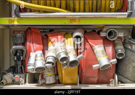 Die Ausrüstung in einem Feuerwehrmotor der Londoner Feuerwehr. London Stockfoto