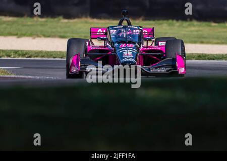 Lexington, OH, USA. 2.. Juli 2022. HELIO CASTRONEVES (06) aus Sao Paulo, Brasilien, durchläuft die Kurven während eines Trainings für den Honda Indy 200 auf dem Mid Ohio Sports Car Course in Lexington OH. (Bild: © Walter G. Arce Sr./ZUMA Press Wire) Stockfoto