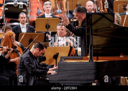 02. Juli 2022, Schleswig-Holstein, Lübeck: Der Pianist Igor Levit tritt beim Eröffnungsvorkonzert des Schleswig-Holstein Musik Festivals zusammen mit dem NDR Elbphilharmonie Orchestra unter der Leitung von Alan Gilbert auf. Die SHMF wurde 1986 gegründet. Es gilt mit mehr als 200 Konzerten, 126 Spielstätten und einem Ticketkontingent von fast 200.000 als Deutschlands größtes Klassik-Festival. Foto: Axel Heimken/dpa Stockfoto