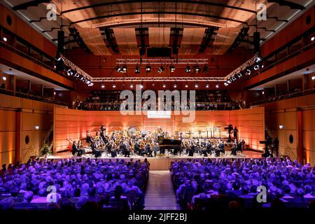 02. Juli 2022, Schleswig-Holstein, Lübeck: Der Pianist Igor Levit tritt beim Eröffnungsvorkonzert des Schleswig-Holstein Musik Festivals SMFH zusammen mit dem NDR Elbphilharmonie Orchestra unter der Leitung von Alan Gilbert auf. Die SHMF wurde 1986 gegründet. Es gilt mit mehr als 200 Konzerten, 126 Spielstätten und einem Ticketkontingent von fast 200.000 Tickets als Deutschlands größtes Klassik-Festival. Foto: Axel Heimken/dpa Stockfoto