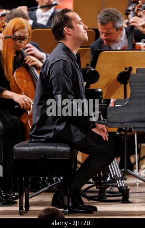 02. Juli 2022, Schleswig-Holstein, Lübeck: Der Pianist Igor Levit tritt beim Eröffnungsvorkonzert des Schleswig-Holstein Musik Festivals SMFH zusammen mit dem NDR Elbphilharmonie Orchestra unter der Leitung von Alan Gilbert auf. Die SHMF wurde 1986 gegründet. Es gilt mit mehr als 200 Konzerten, 126 Spielstätten und einem Ticketkontingent von fast 200.000 Tickets als Deutschlands größtes Klassik-Festival. Foto: Axel Heimken/dpa Stockfoto