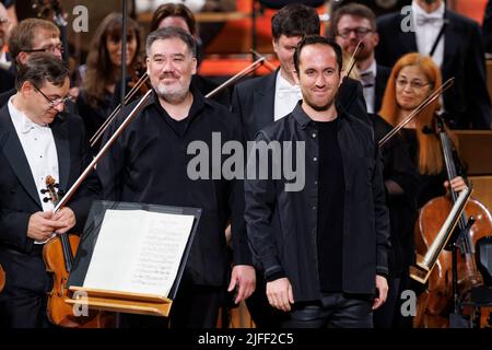 02. Juli 2022, Schleswig-Holstein, Lübeck: Der Pianist Igor Levit (r) begrüßt das Publikum beim Eröffnungsvorkonzert des Schleswig-Holstein Musik Festivals SHMF zusammen mit Alan Gilbert, Dirigent des NDR Elbphilharmonie Orchesters. Die SHMF wurde 1986 gegründet. Es gilt mit mehr als 200 Konzerten, 126 Spielstätten und einem Ticketkontingent von fast 200.000 Tickets als Deutschlands größtes Klassik-Festival. Foto: Axel Heimken/dpa Stockfoto