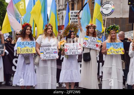 London, Großbritannien. 2.. Juli 2022. Demonstranten in der Ukraine bei der London Pride 2022 Parade in Piccadilly. Kredit: Vuk Valcic/Alamy Live Nachrichten Stockfoto