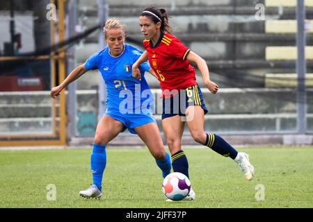 Castel Di Sangro, Italien. 01.. Juli 2022. Valentina Cernoia aus Italien und Aitana Bonmati Conca aus Spanien kämpfen am 01. Juli 2022 im Teofilo Patini Stadium in Castel di Sangro, Italien, um den Ball beim Freundschaftsspiel der Frauen-Internationale zwischen Italien und Spanien. © Foto: Cinzia Camela. Kredit: Unabhängige Fotoagentur/Alamy Live Nachrichten Stockfoto