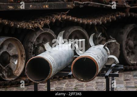 Warschau, Polen. 2.. Juli 2022. Russische Raketen, die auf den Schlachtfeldern der Ukraine beschädigt wurden, werden als Teil einer Ausstellung „für unsere Freiheit und Ihre“ auf dem Königlichen Schlossplatz gesehen. Warschau, Polen am 2.. Juli. 2022. Die Ausstellung mit beschädigter militärischer Hardware soll beweisen, dass Russland besiegt werden kann. Später wird es in andere europäische Hauptstädte reisen. (Bild: © Beata Zawrzel/ZUMA Press Wire) Stockfoto