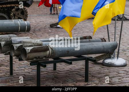 Warschau, Polen. 2.. Juli 2022. Russische Raketen, die auf den Schlachtfeldern der Ukraine beschädigt wurden, werden als Teil einer Ausstellung „für unsere Freiheit und Ihre“ auf dem Königlichen Schlossplatz gesehen. Warschau, Polen am 2.. Juli. 2022. Die Ausstellung mit beschädigter militärischer Hardware soll beweisen, dass Russland besiegt werden kann. Später wird es in andere europäische Hauptstädte reisen. (Bild: © Beata Zawrzel/ZUMA Press Wire) Stockfoto