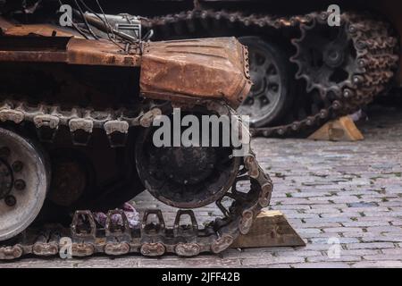 Warschau, Polen. 2.. Juli 2022. Spuren eines russischen Panzers, der auf den Schlachtfeldern zerstört wurde, werden als Teil einer Ausstellung „für unsere Freiheit und Ihre“ auf dem Königlichen Schlossplatz gesehen. Warschau, Polen am 2.. Juli. 2022. Die Ausstellung mit beschädigter militärischer Hardware soll beweisen, dass Russland besiegt werden kann. Später wird es in andere europäische Hauptstädte reisen. (Bild: © Beata Zawrzel/ZUMA Press Wire) Stockfoto