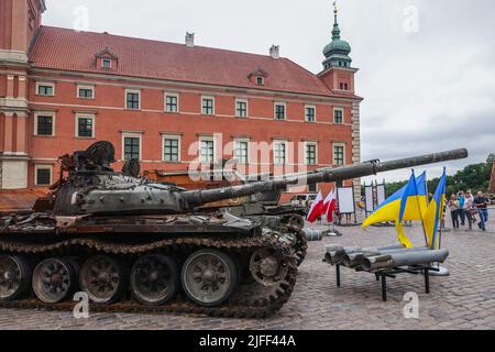 Warschau, Polen. 2.. Juli 2022. Der russische T-72B-Panzer, der auf den Schlachtfeldern der Ukraine zerstört wurde, wird als Teil einer Ausstellung „für unsere Freiheit und Ihre“ auf dem Königlichen Schlossplatz gesehen. Warschau, Polen am 2.. Juli. 2022. Die Ausstellung mit beschädigter militärischer Hardware soll beweisen, dass Russland besiegt werden kann. Später wird es in andere europäische Hauptstädte reisen. (Bild: © Beata Zawrzel/ZUMA Press Wire) Stockfoto