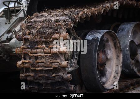 Warschau, Polen. 2.. Juli 2022. Spuren eines russischen Panzers, der auf den Schlachtfeldern zerstört wurde, werden als Teil einer Ausstellung „für unsere Freiheit und Ihre“ auf dem Königlichen Schlossplatz gesehen. Warschau, Polen am 2.. Juli. 2022. Die Ausstellung mit beschädigter militärischer Hardware soll beweisen, dass Russland besiegt werden kann. Später wird es in andere europäische Hauptstädte reisen. (Bild: © Beata Zawrzel/ZUMA Press Wire) Stockfoto