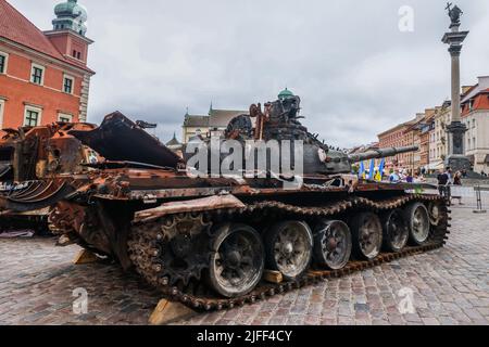 Warschau, Polen. 2.. Juli 2022. Der russische T-72B-Panzer, der auf den Schlachtfeldern der Ukraine zerstört wurde, wird als Teil einer Ausstellung „für unsere Freiheit und Ihre“ auf dem Königlichen Schlossplatz gesehen. Warschau, Polen am 2.. Juli. 2022. Die Ausstellung mit beschädigter militärischer Hardware soll beweisen, dass Russland besiegt werden kann. Später wird es in andere europäische Hauptstädte reisen. (Bild: © Beata Zawrzel/ZUMA Press Wire) Stockfoto