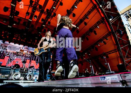 Roskilde, Dänemark. 02.. Juli 2022. Die amerikanische Pop-Rock-Band HAIM spielt ein Live-Konzert während des dänischen Musikfestivals Roskilde Festival 2022 in Roskilde. Hier hat ein Fan das Konzert abgestürzt und nimmt an der Aufführung eines Liedes Teil. (Foto: Gonzales Photo/Alamy Live News Stockfoto