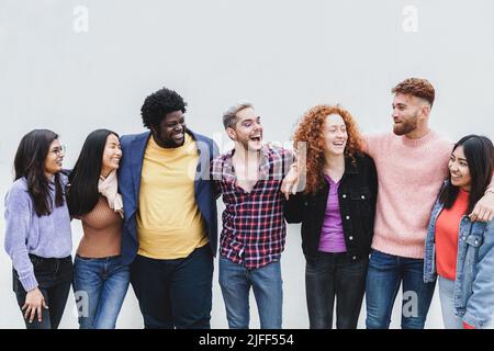 Diverse Gruppe von Freunden, die gemeinsam Spaß im Freien haben - Fokus auf Homosexuell Mann trägt Make-up Stockfoto