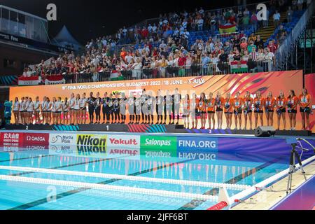 BUDAPEST, UNGARN – JULI 2: Team Hunagry mit der Silbermedaille, Team USA mit der Goldmedaille, Team Niederlande mit der Bronzemedaille während der FINA World Championships Budapest 2022 Medall Ceremony im Alfred Hajos Schwimmstadion am 2. Juli 2022 in Budapest, Ungarn (Foto: Albert ten Hove/Orange Picts) KNZB Stockfoto