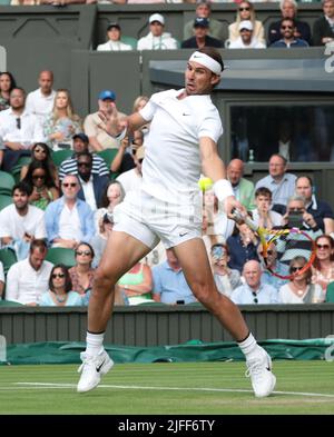 London, Großbritannien. 02.. Juli 2022. Der Spanier Rafael Nadal ist in seinem dritten Spiel gegen den Italiener Lorenzo Sonego am 6. Tag der Wimbledon-Meisterschaften 2022 in London am Samstag, dem 02. Juli 2022, in Aktion. Foto von Hugo Philpott/UPI Credit: UPI/Alamy Live News Stockfoto