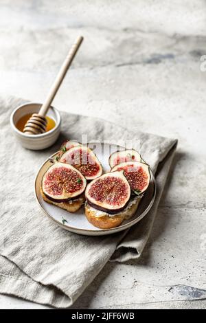 Toast Bruschetta mit Ricotta-Käse und Feigen mit Honig gekrönt, Textraum Stockfoto