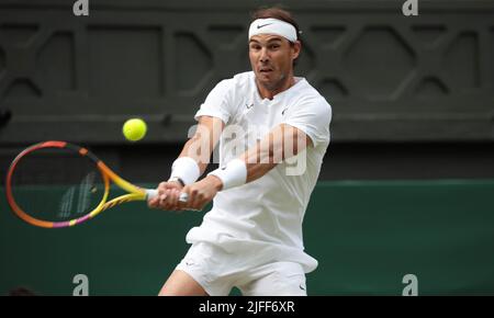 London, Großbritannien. 02.. Juli 2022. Der Spanier Rafael Nadal ist in seinem dritten Spiel gegen den Italiener Lorenzo Sonego am 6. Tag der Wimbledon-Meisterschaften 2022 in London am Samstag, dem 02. Juli 2022, in Aktion. Foto von Hugo Philpott/UPI Credit: UPI/Alamy Live News Stockfoto