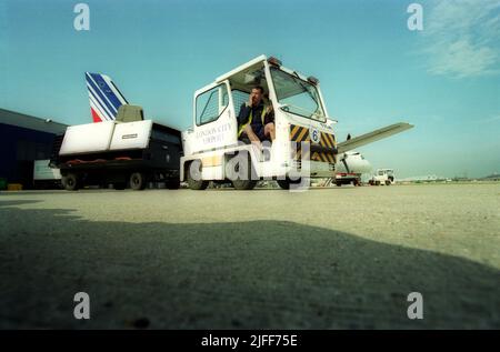 Der Gepäckhandler am Flughafen London City wartet in einem geparkten Lastwagen auf der Start- und Landebahn Stockfoto