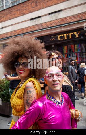 Gay Pride March - Marchers Waiting Outside City of Quebec Pub - 2. Juli 2022, London, Großbritannien Stockfoto