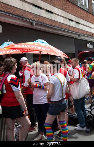 Gay Pride March - Marchers Waiting Outside City of Quebec Pub - 2. Juli 2022, London, Großbritannien Stockfoto