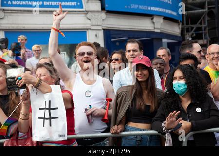 Gay Pride March - Zuschauer entlang der March Route - 2. Juli 2022, London, Großbritannien Stockfoto