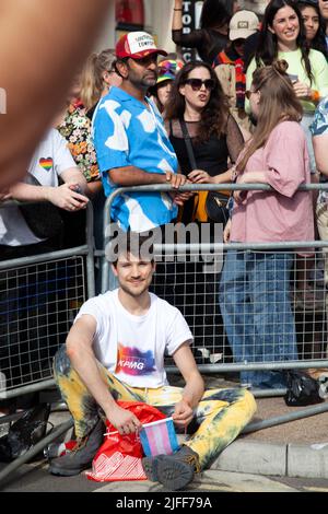 Gay Pride March - Zuschauer entlang der March Route - 2. Juli 2022, London, Großbritannien Stockfoto