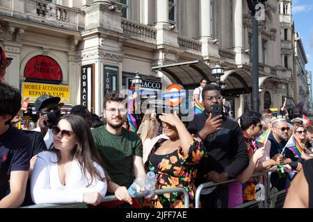 Gay Pride March - Zuschauer entlang der March Route 2 July 2022, London, UK Stockfoto