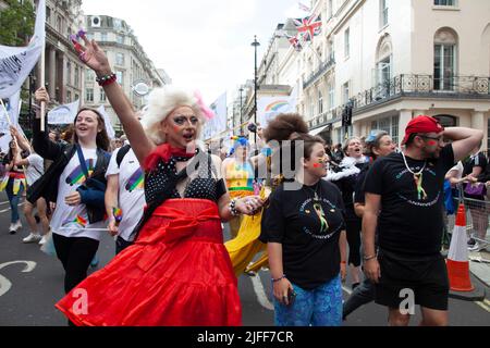 Gay Pride March - Marchers for Cancer is a Drag Charity- 2 July 2022, London, UK Stockfoto