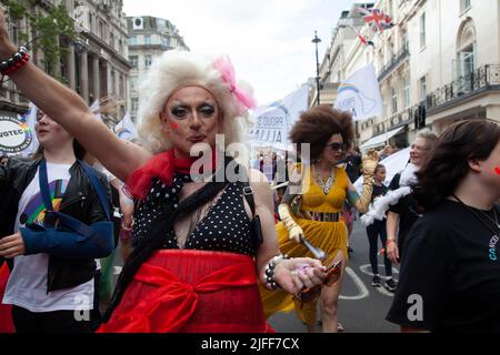 Gay Pride March - Marchers for Cancer is a Drag Charity- 2 July 2022, London, UK Stockfoto