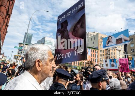 New York, USA. 02.. Juli 2022. Pro-Life-Unterstützer marschieren am 2. Juli 2022 in New York, NY, zur geplanten Elternschaft. (Foto: Gabriele Holtermann/Sipa USA) Quelle: SIPA USA/Alamy Live News Stockfoto