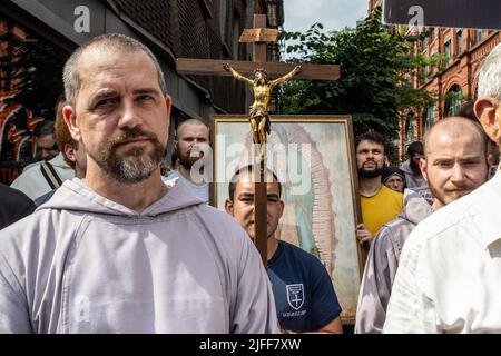 New York, USA. 02.. Juli 2022. Pro-Life-Unterstützer marschieren am 2. Juli 2022 in New York, NY, zur geplanten Elternschaft. (Foto: Gabriele Holtermann/Sipa USA) Quelle: SIPA USA/Alamy Live News Stockfoto