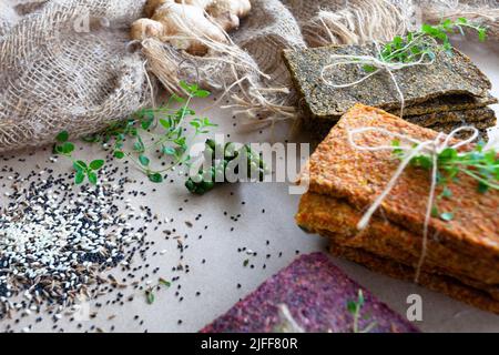 Kopieren Sie in Abständen mit dehydrierten fettarmen glutenfreien Lebensmitteln mit Micro Greens. Nahaufnahme. Gesundes Ernährungskonzept. Rohe Lebensmittel. Stockfoto