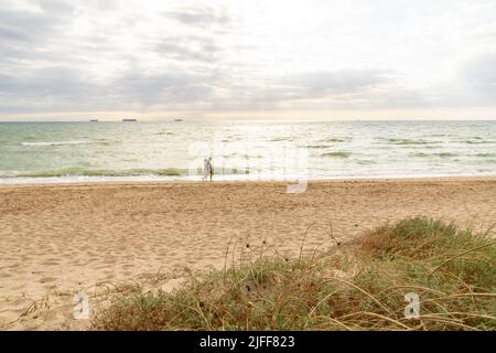 Valencia, Spanien. 1.. Juli 2022. Blick auf den Strand von La Garrofera an einem sonnigen Tag. Die Strände von Valencia sind eine der wichtigsten touristischen Attraktionen der Stadt. (Bild: © Xisco Navarro/SOPA Images via ZUMA Press Wire) Stockfoto