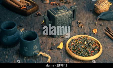 Chinesische Teezeremonie alter Vintage-Ton chinesische Teekannen klassischer traditioneller Stil Stockfoto