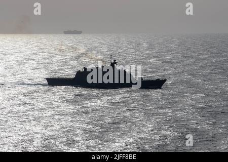 220618-N-NR343-1237 GOLF VON ADEN (18. Juni 2022) das Küstenkampfschiff USS Sioux City (LCS 11) durchsetzt den Golf von Aden, 18. Juni. Sioux City wird im Einsatzgebiet der US-Flotte für 5. eingesetzt, um die Sicherheit und Stabilität der Seefahrt in der Region des Nahen Ostens zu gewährleisten. (USA Navy Foto von Mass Communication Specialist 3. Klasse Nichola A. Russell) Stockfoto