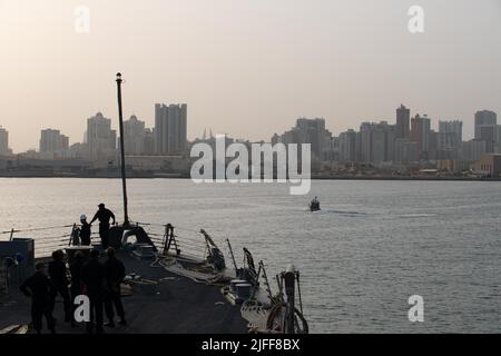 220625-N-NR343-2027 BAHRAIN (25. Juni 2022) das Küstenkampfschiff USS Sioux City (LCS 11) durchsetzt die Bucht von Bahrain, 25. Juni. Sioux City wird im Einsatzgebiet der US-Flotte für 5. eingesetzt, um die Sicherheit und Stabilität der Seefahrt in der Region des Nahen Ostens zu gewährleisten. (USA Navy Foto von Mass Communication Specialist 3. Klasse Nichola A. Russell) Stockfoto