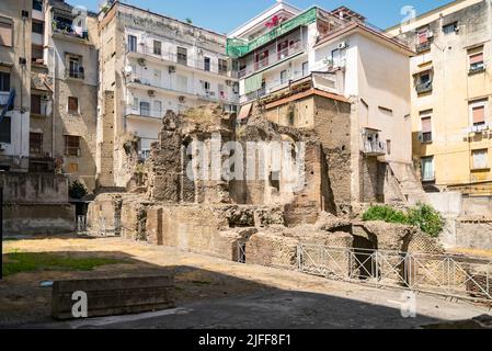 Ruinen des Archäologischen Komplexes Carminiello ai Mannesi, eine antike römische archäologische Stätte aus dem 1.. Jahrhundert v. Chr., umgeben von Stockfoto
