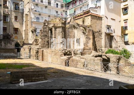 Ruinen des Archäologischen Komplexes Carminiello ai Mannesi, eine antike römische archäologische Stätte aus dem 1.. Jahrhundert v. Chr., umgeben von Stockfoto