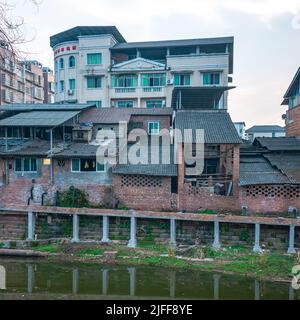 Ein Blick auf Häuser und Gebäude an der Brücke spiegelt sich auf dem See Stockfoto