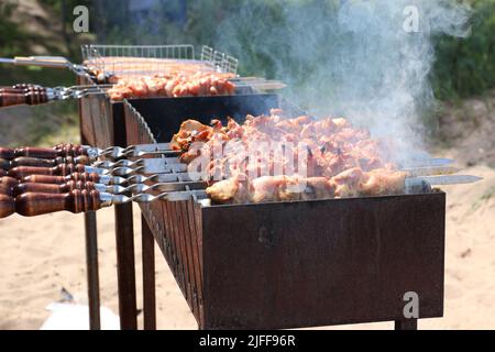 Ein Foto des Grills auf dem Grill wird vorbereitet Stockfoto