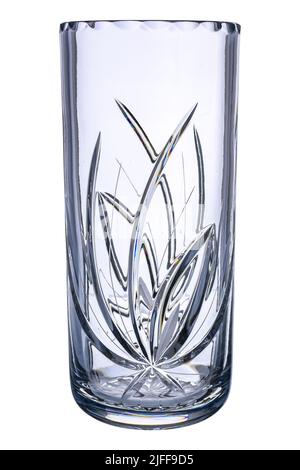 Kristall leere Glas facettierte transparente Vase mit Schnitzmuster isoliert auf weißem Hintergrund. Vintage-Artikel Verwendung für Blumen und Innendekoration. Stockfoto