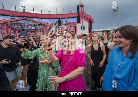 2022-07-02 19:42:10 AMSTERDAM - Publikum im Olympiastadion. Unter dem Namen De Amsterdamse Zomer organisiert der Produzent 4pm Entertainment zusammen mit Nicolette van Dam, Bas Smit und John Ewbank im Juli und August eine große Reihe von Konzerten unter freiem Himmel. ANP EVERT ELZINGA niederlande Out - belgien Out Stockfoto